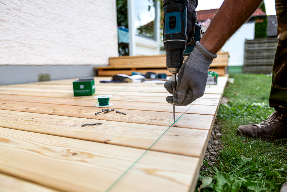 Guide pour poser une terrasse en bois sur plots et aménager un jardin éco-responsable